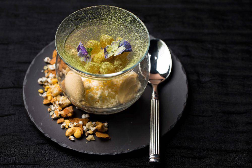 Makanan penutup Halo-Halo karya chef Johanne dan Jordy dalam MARQUEE Experiential Dining di Marina Bay Sands pada 24 Mei 2023. (Dok. Marina Bay Sands)