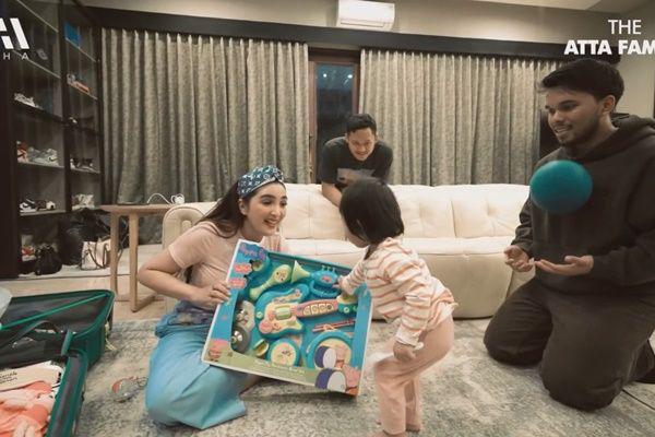 7 Potret Ashanty Bawa Oleh-oleh Satu Koper untuk Ameena, Demi Cucu