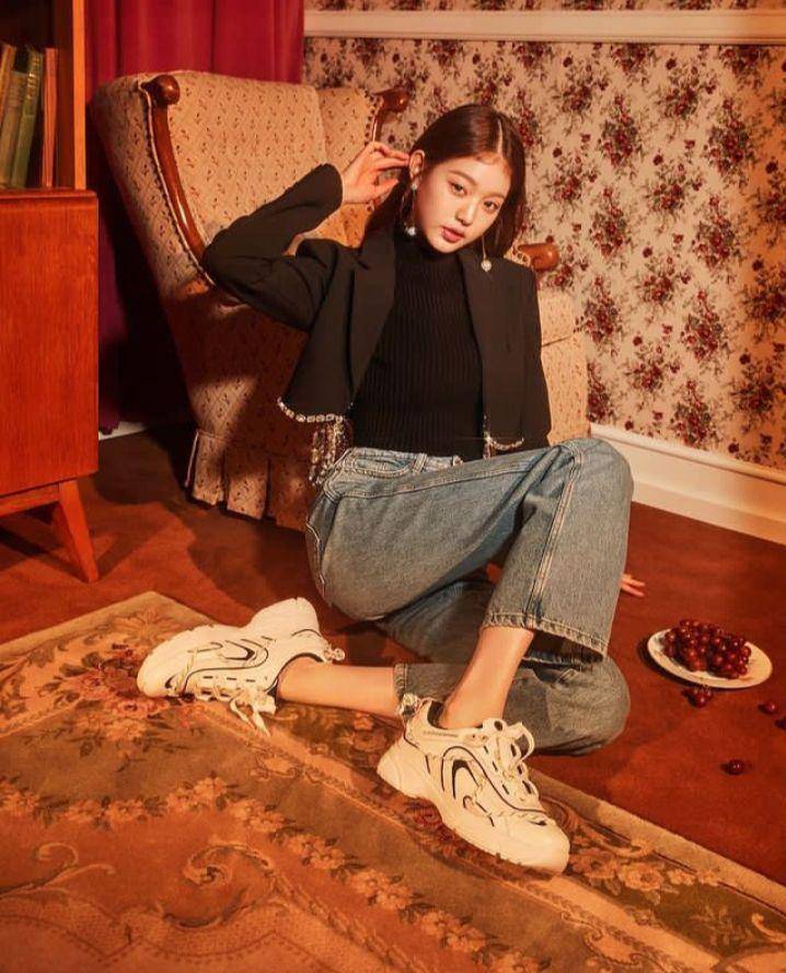 Style OOTD ala Wonyoung IVE (instagram.com/suecommabonnie)