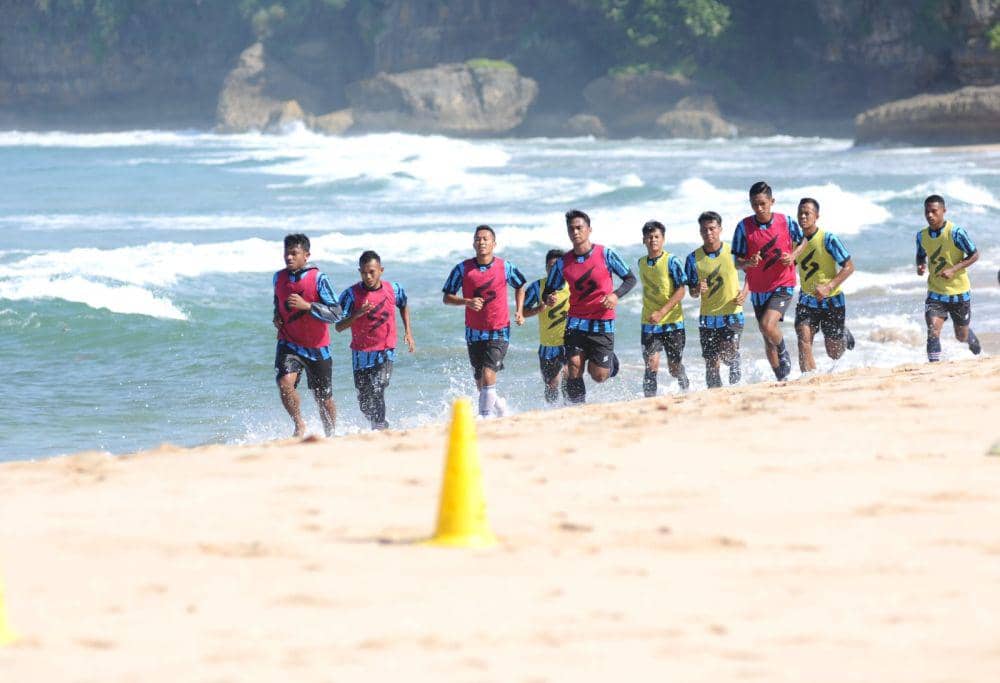 Pemain Arema FC saat berlatih di Pantai Nganteb. (Dok Media Officer Arema FC)