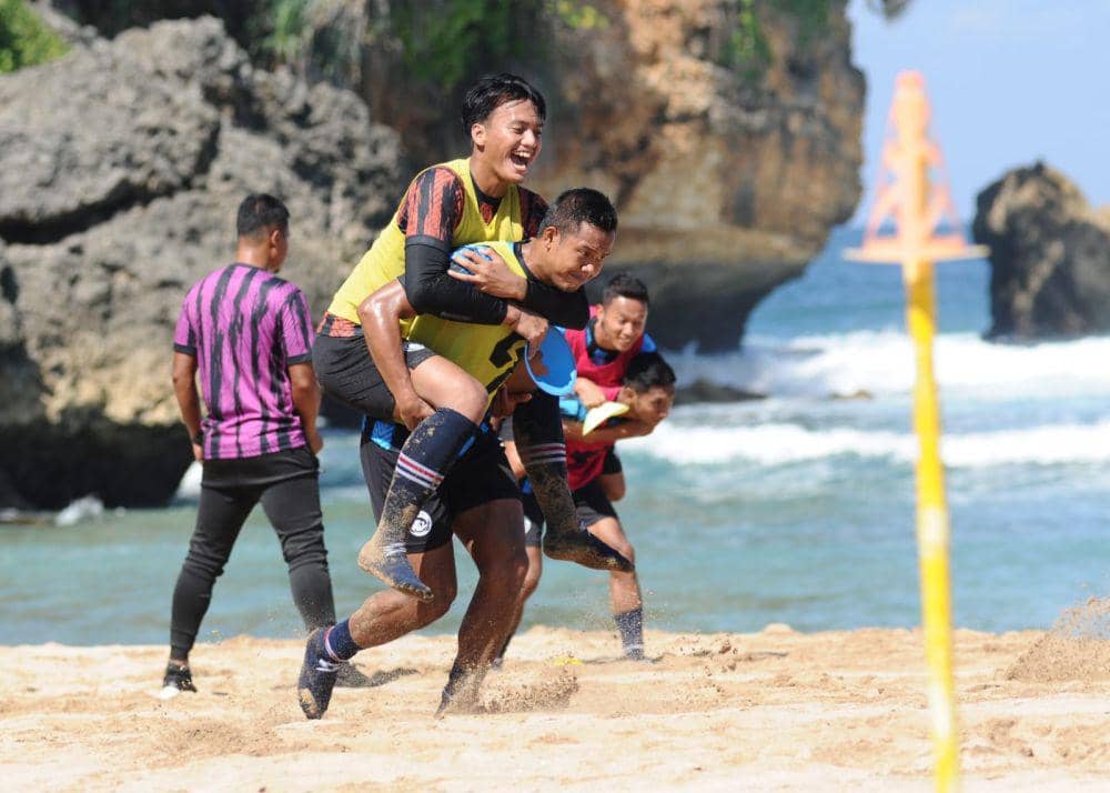 Pemain Arema FC saat berlatih di Pantai Nganteb. (Dok Media Officer Arema FC)