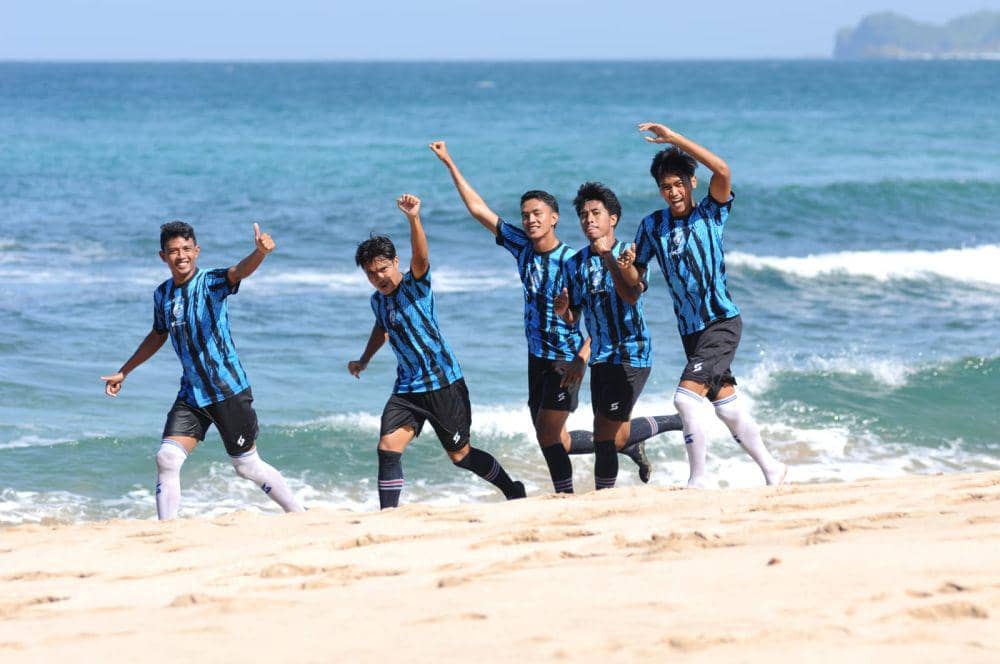 Pemain Arema FC saat berlatih di Pantai Nganteb. (Dok Media Officer Arema FC)