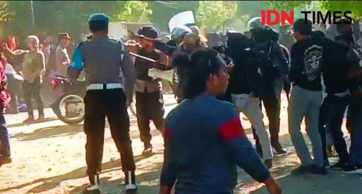 Foto saat kondisi ricuh di lokasi (IDN Times/Juliadin Sutarman)