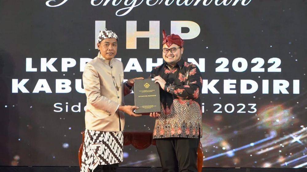 Bupati Kediri Hanindhito Himawan Pramana kembali menerima opini Wajar Tanpa Pengecualian (WTP) dari Badan Pemeriksaan Keuangan (BPK) Perwakilan Jawa Timur. (Dok. Humas Pemkab Kediri)