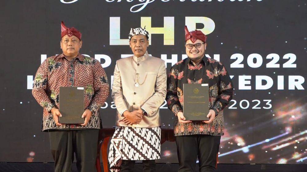 Bupati Kediri Hanindhito Himawan Pramana kembali menerima opini Wajar Tanpa Pengecualian (WTP) dari Badan Pemeriksaan Keuangan (BPK) Perwakilan Jawa Timur. (Dok. Humas Pemkab Kediri)