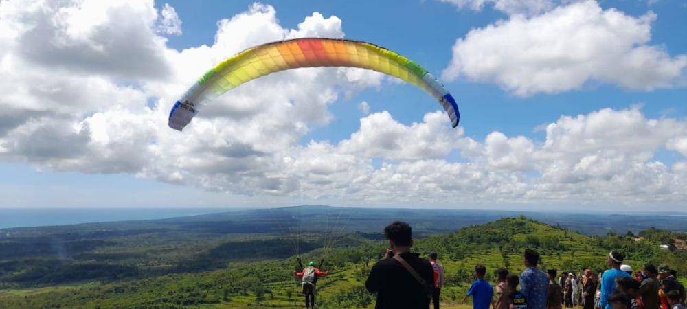 Paralayang di Puncak Lanjari Sumenep. Dok. Sumenep.