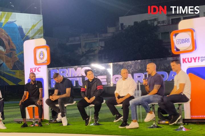 Ketua Umum PSSI, Erick Thohir bersama empat legenda dunia, Erick Abidal, Marco Materazzi, Roberto Carlos, dan Sebastian Veron. (IDN Times/Tino).