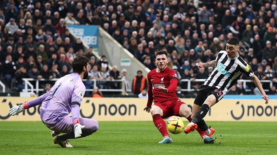 potret Miguel Almiron berduel dengan Alisson (nufc.co.uk)