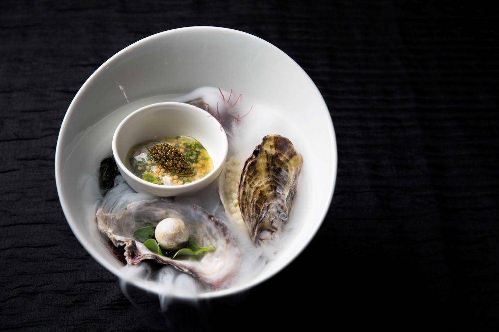 Hidangan pembuka Oysters and Pearls karya chef Johanne Siy dalam festival kuliner MARQUEE Experiential Dining, Marina Bay Sands, Singapura, 24 Mei 2023. (Dok. Marina Bay Sands)