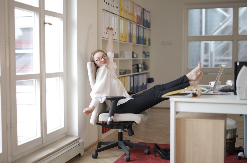 5 Gerakan Stretching buat Kamu yang Suka Duduk Seharian