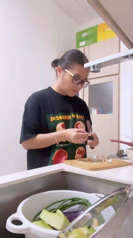 potret Prilly Latuconsina belanja di pasar (instagram.com/prillylatuconsina96)