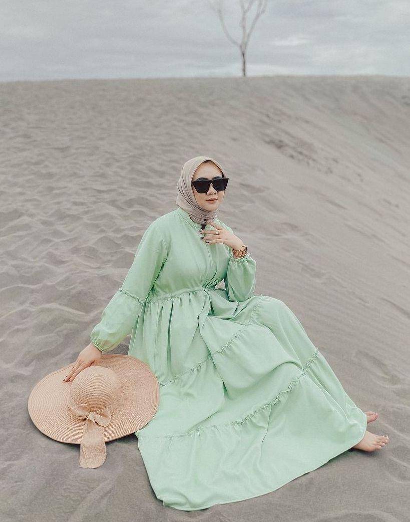 Gaya pantai hijab (instagram.com/riaanoviara)