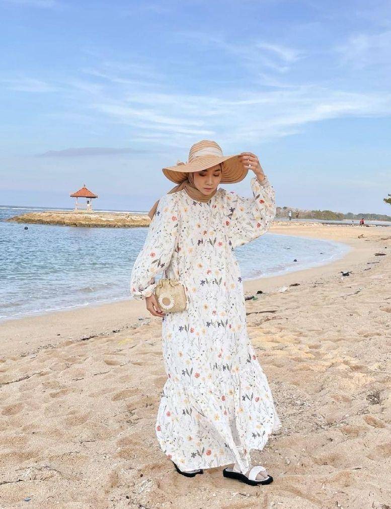 Gaya pantai hijab (instagram.com/richaeu)