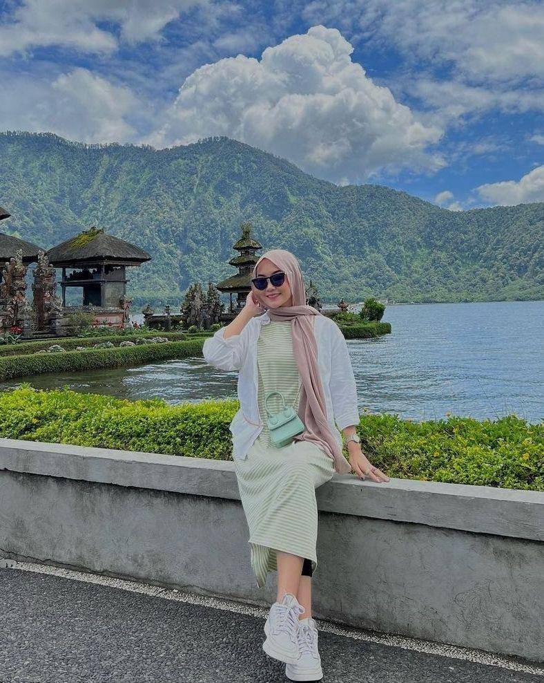 Gaya pantai hijab (instagram.com/alamandsptrr)