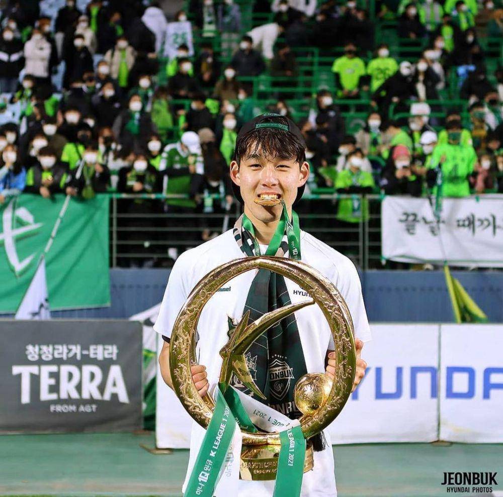 Song Min Kyu berpose bersama trofi K-League 1 2021. (instagram.com/song.__.v)
