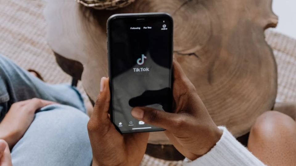 Orang membuka aplikasi tiktok (pexels.com/cottonbro studio)