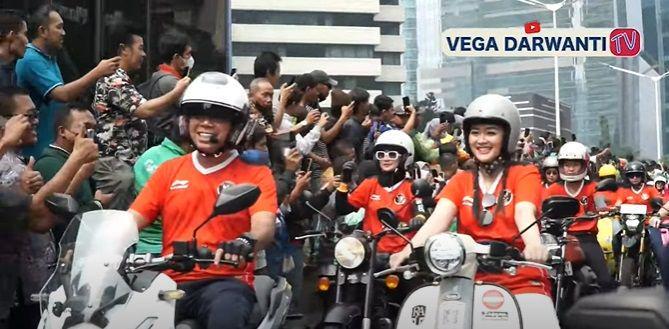 7 Potret Vega Darwanti Naik Vespa Kawal Konvoi Juara Sea Games, Ceria!