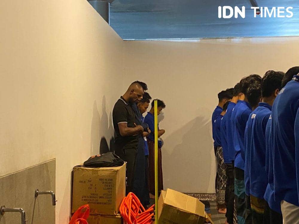 Eric Abidal sholat berjamaah di BRILian Stadium. (IDN Times/Tino)