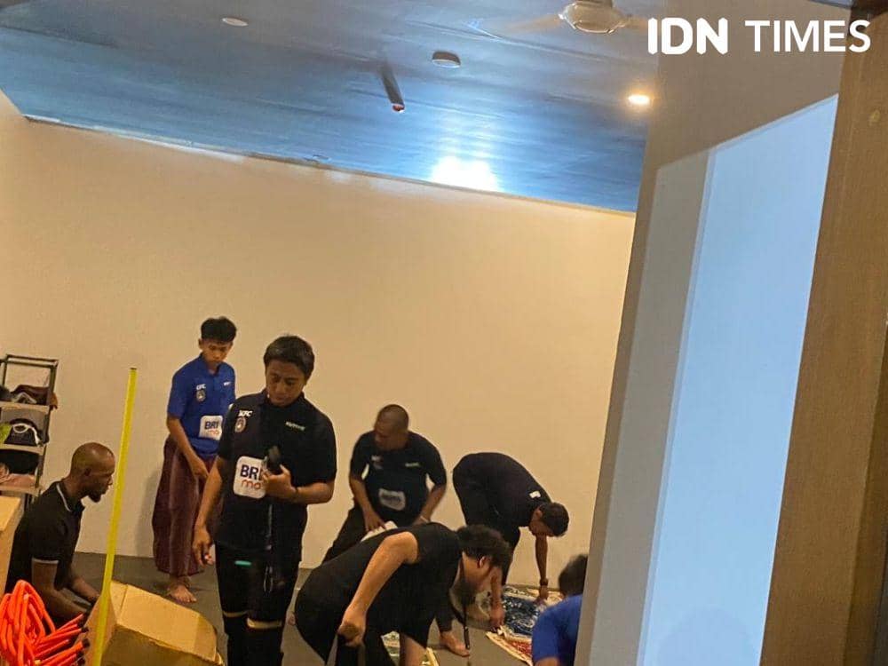 Momen Legenda Barcelona Salat Magrib Berjemaah, Bikin Adem
