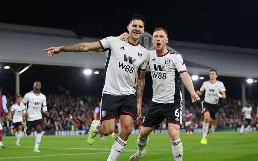 Para pemain Fulham merayakan gol di EPL 2022/2023. (premierleague.com)