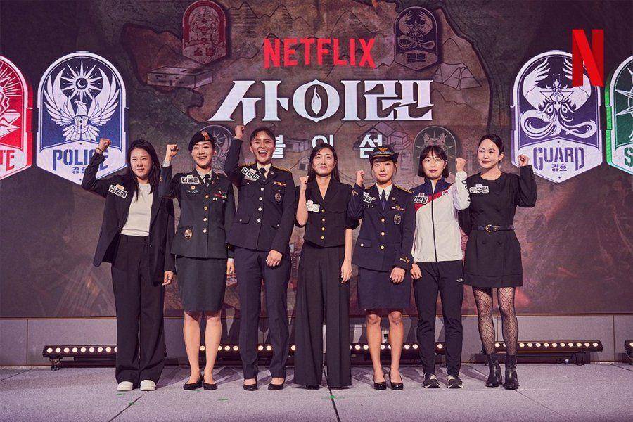 Still cut survival show Siren: Survive the Island (dok. Netflix/Siren: Survive the Island)