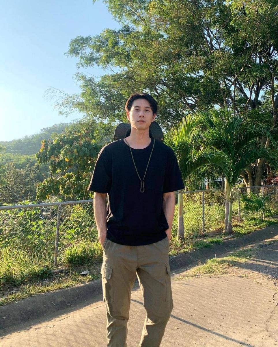 ide OOTD effortless ala Bright Rapheephong yang super nyaman (instagram.com/brightrpp)