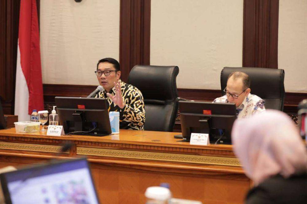 Ridwan Kamil saat rapat bersama calon Duta Besar Indonesia dan Konsul Jenderal di Gedung Sate, Kota Bandung, pada Senin, 15 Mei 2023. (jabarprov.go.id)