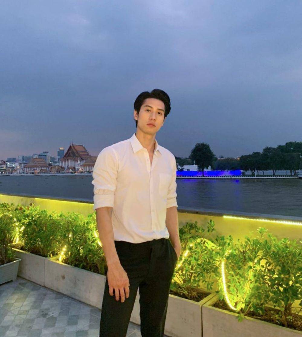 ide OOTD effortless ala Bright Rapheephong yang super nyaman (instagram.com/brightrpp)