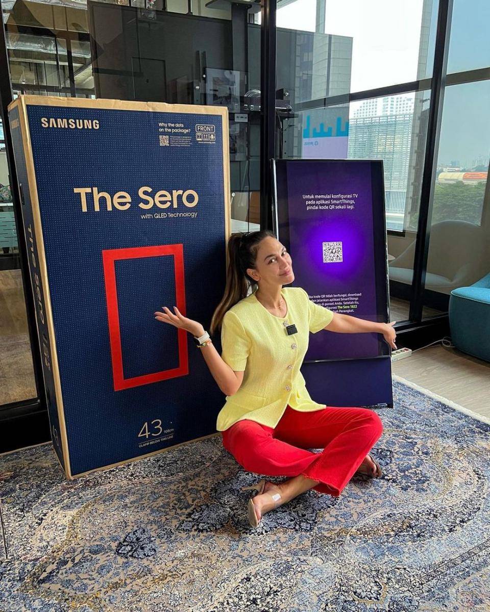 outfit cheerful ala Luna Maya (instagram.com/ lunamaya)