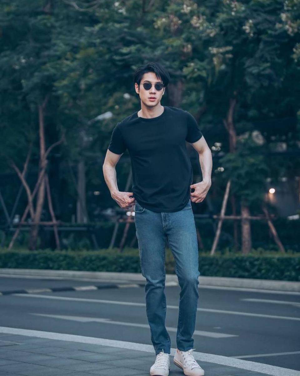 ide OOTD effortless ala Bright Rapheephong yang super nyaman (instagram.com/brightrpp)