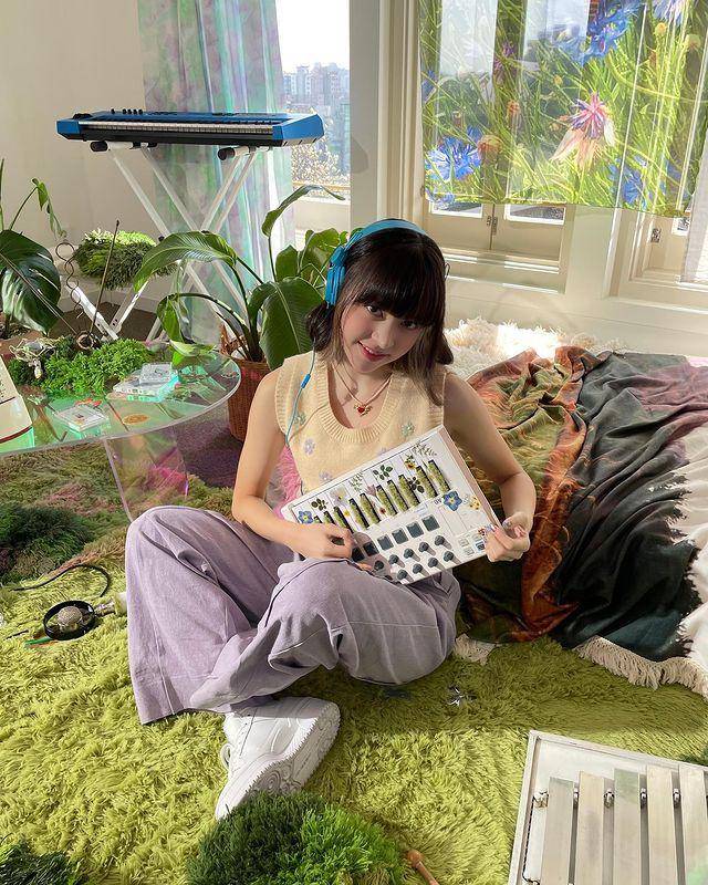 Lily NMIXX (instagram.com/nmixx_official)