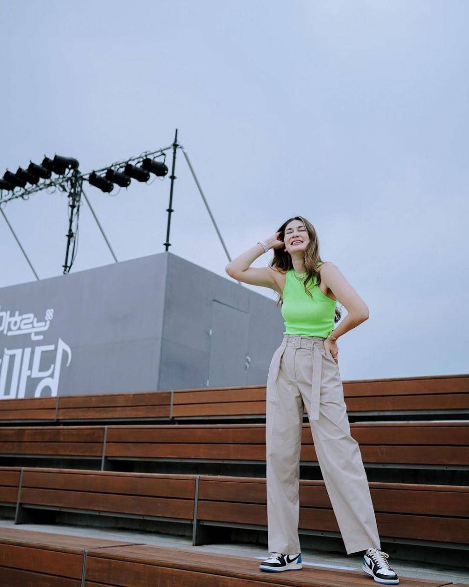 outfit cheerful ala Luna Maya (instagram.com/lunamaya)