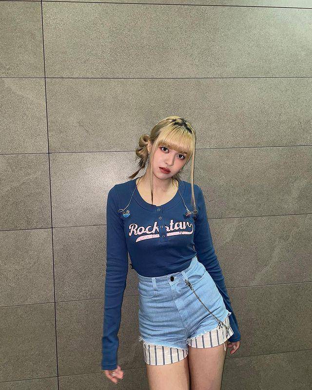 Lily NMIXX (instagram.com/nmixx_official)