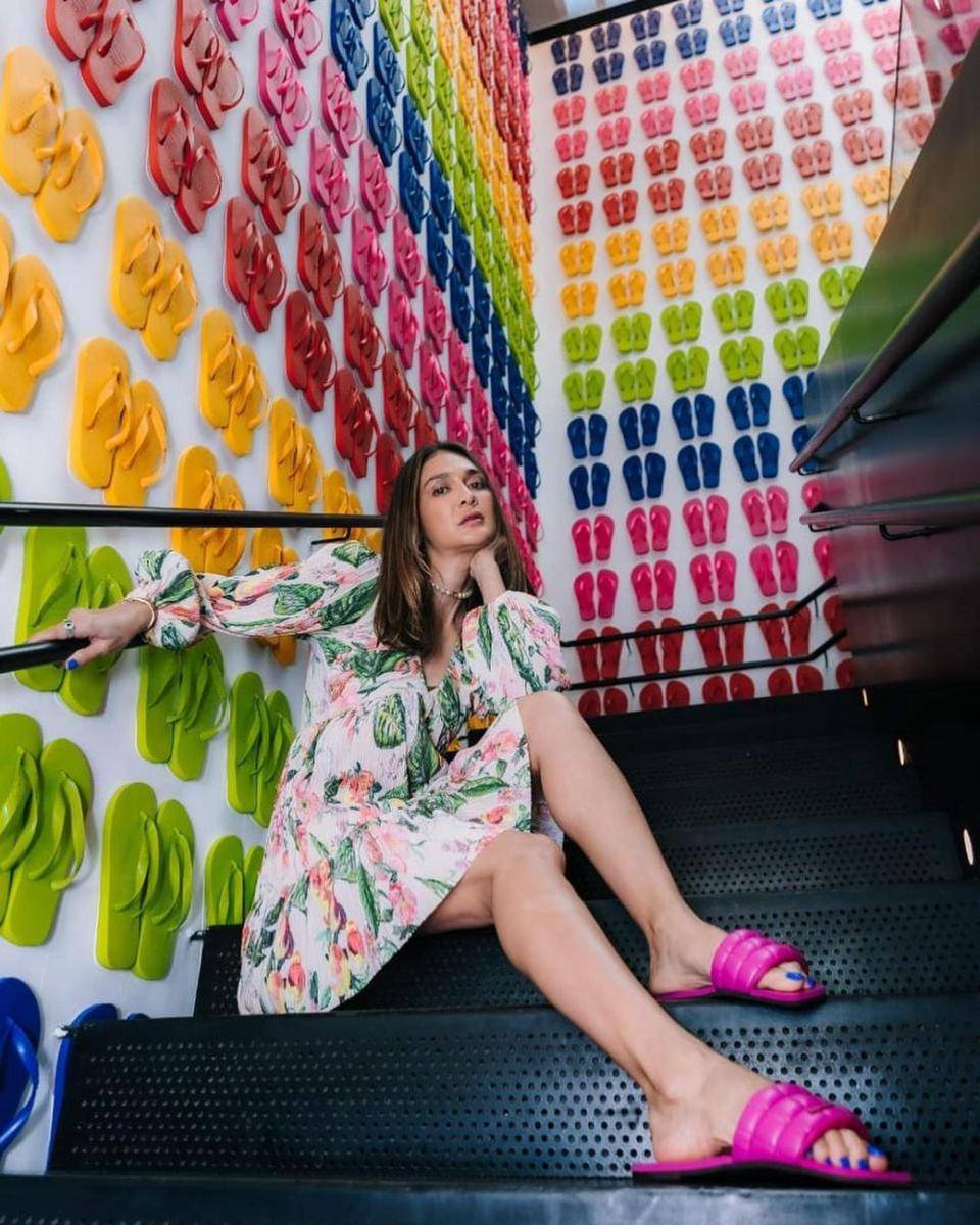outfit cheerful ala Luna Maya (instagram.com/lunamaya)