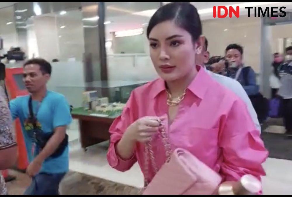 Serba Pink, Nindy Ayunda Penuhi Panggilan Polri di Kasus Dito Mahendra