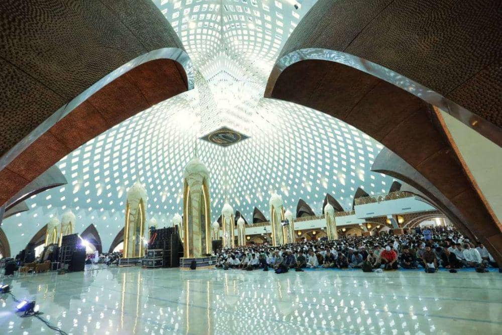 Penampakan bagian dalam Masjid Raya Al Jabbar (MRAJ) di Gedebage, Kota Bandung. (jabarprov.go.id)