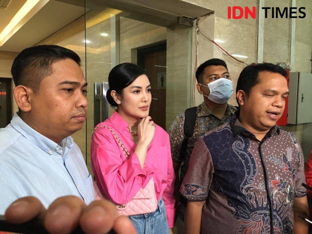 Nindy Ayunda selesai menjalani pemeriksaan kasus Dito Mahendra di Bareskrim Polri, Rabu (31/5/2023). (IDN Times/Irfan Fathurohman)