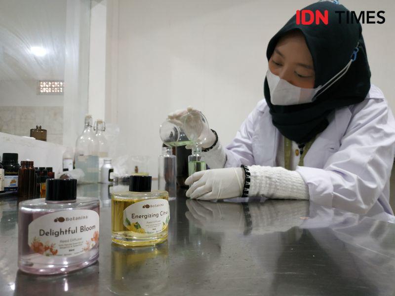 Perempuan Bandung Olah Bahan Alam jadi Aromaterapi yang Menyehatkan
