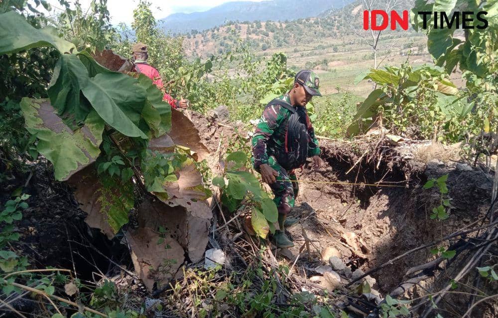 Foto tim saat mengukur lebar patahan tanah di Desa Sanolo (Dok/BPBD Kabupaten Bima)