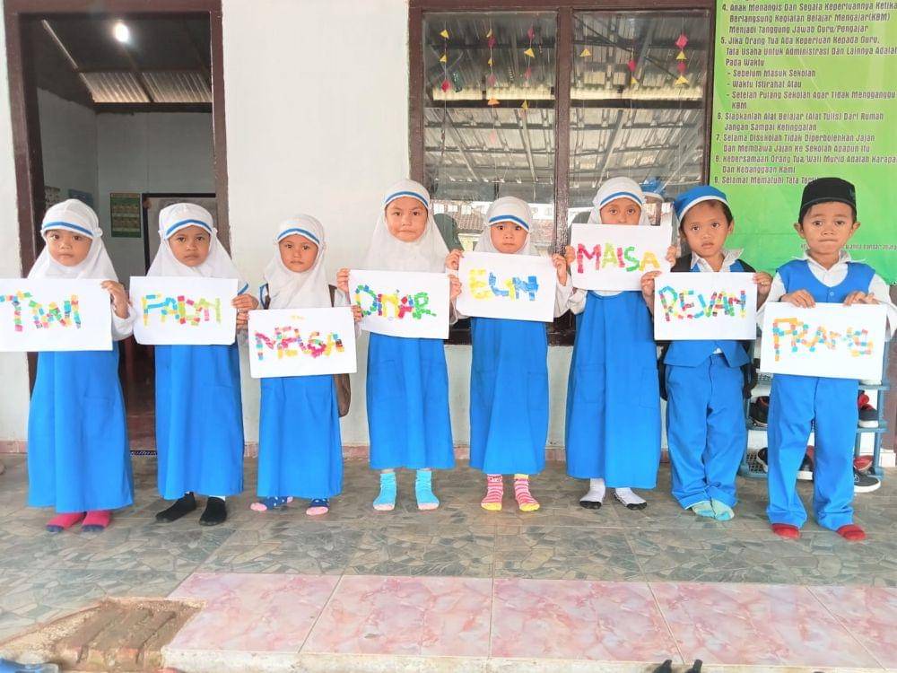 Melalui PLN Peduli, PT PLN (Persero) Unit Induk Distribusi Lampung memberikan bantuan fasilitas pendidikan di Desa Bandar Abung Kabupaten Lampung Utara. (Dok. PLN UUD Lampung).