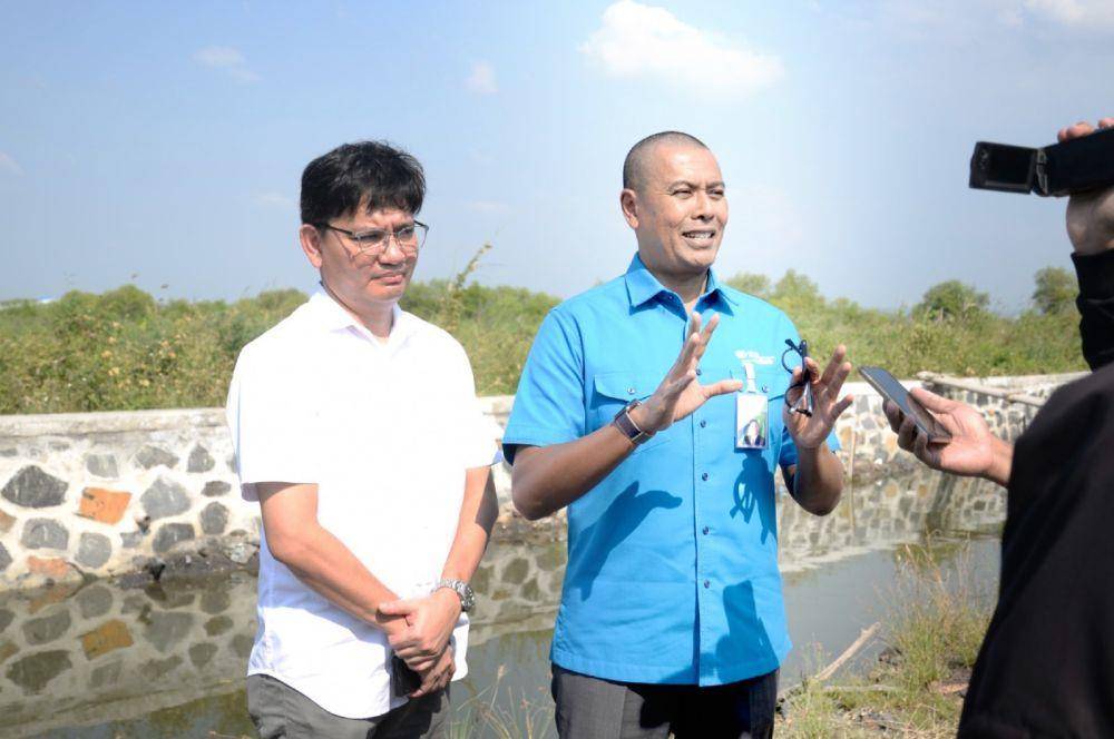 Direktur BPJS Ketenagakerjaan Anggoro Eko Cahyo meninjau salah satu lokasi tanah milik Pemerintah Daerah Kabupaten Kendal di wilayah Kawasan Ekonomi Khusus (KEK) (Dok. BP Jamsostek)