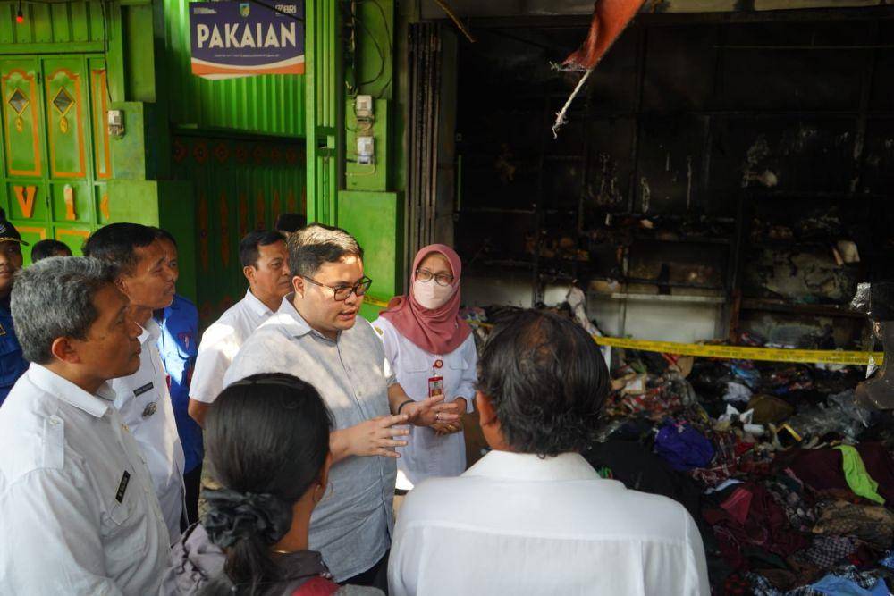 Bupati Kediri Hanindhito Himawan Pramana berbicara dengan para pedagang yang terdampak bencana kebakaran di Pasar Gringging, Kecamatan Grogol. (Dok. Pemkab Kediri)