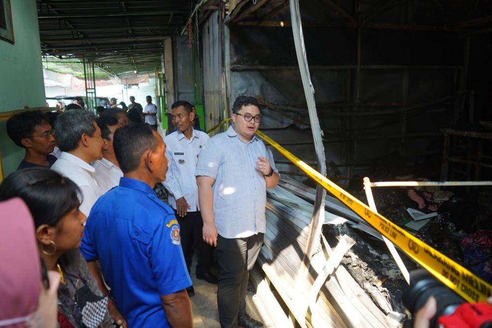 Mas Dhito berbicara dengan para korban kebakaran yang terjadi di Pasar Gringging, Kecamatan Grogol. (Dok. Pemkab Kediri)