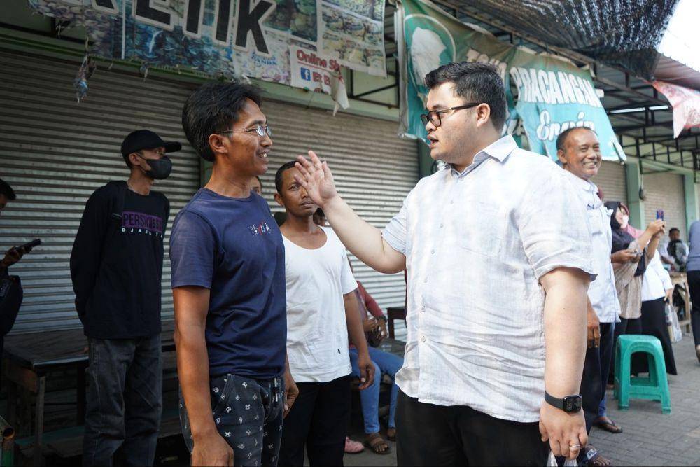 Bupati Kediri Hanindhito Himawan Pramana menyapa korban kebakaran yang terjadi di Pasar Gringging, Kecamatan Grogol. (Dok. Pemkab Kediri)