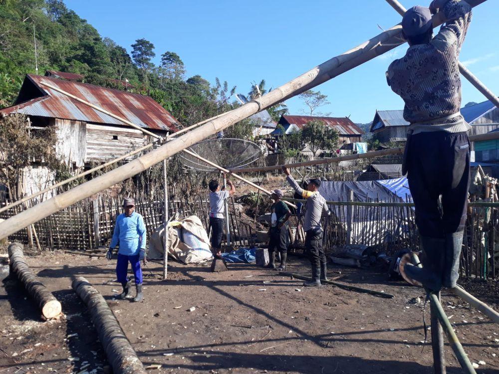 Korban Kebakaran di Sumbawa Gotong Royong Bangun Tenda Darurat
