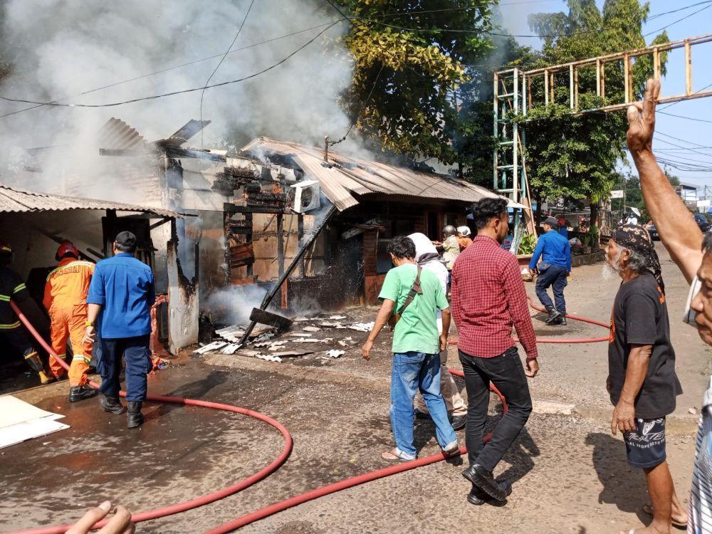 Diduga Korsleting Listrik, Warung Makan di Depok Hangus Terbakar