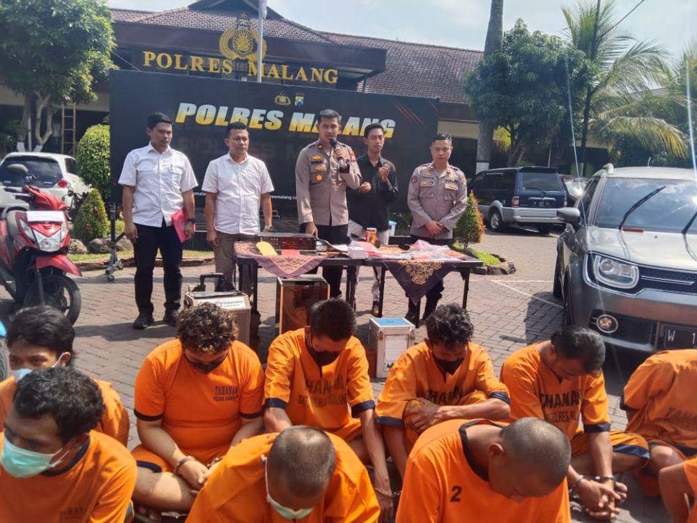 Para tersangka yang terjaring Operasi Sikat Semeru 2023 yang dirilis di Polres Malang. (IDN Times/Rizal Adhi Pratama)