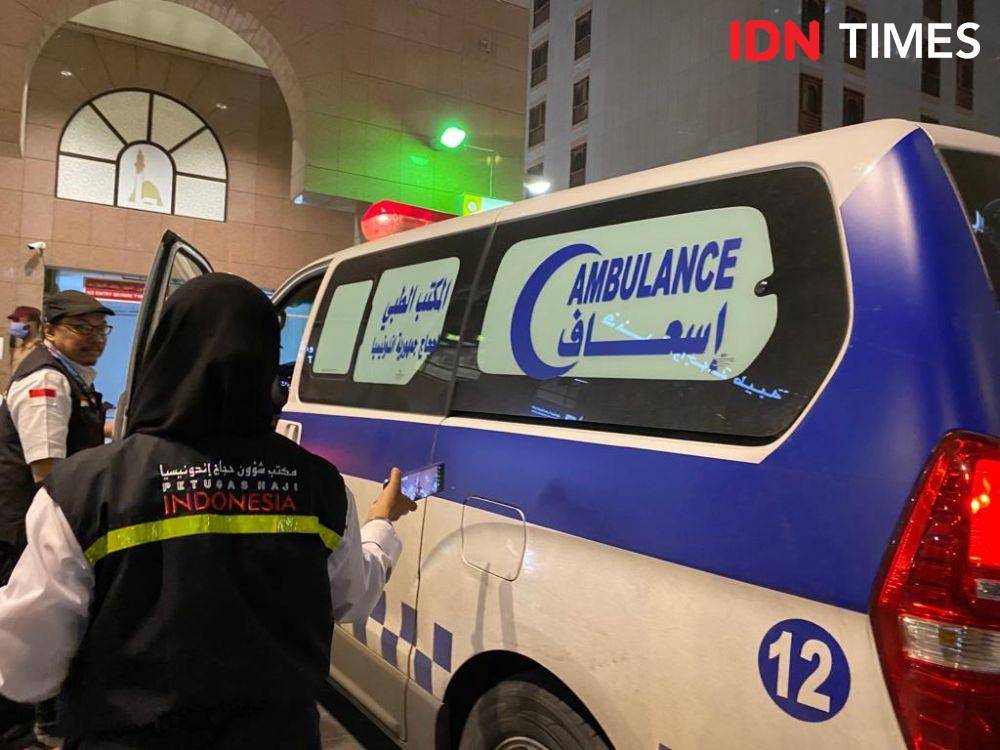 Ambulan membawa jemaah haji Indonesia dari hotelnya ke rumah sakit di Madinah (IDN Times/Sunariyah)