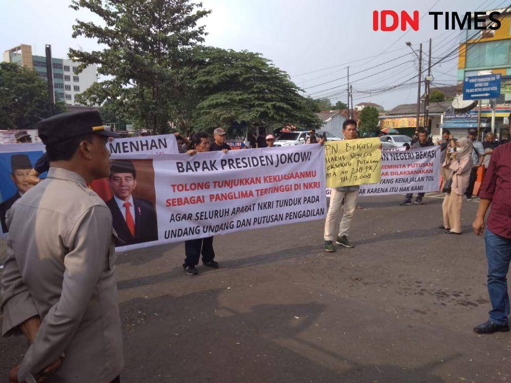 Ahli waris Tol Jatikarya gelar aksi di PN Bekasi. (IDN Times/Imam Faishal)