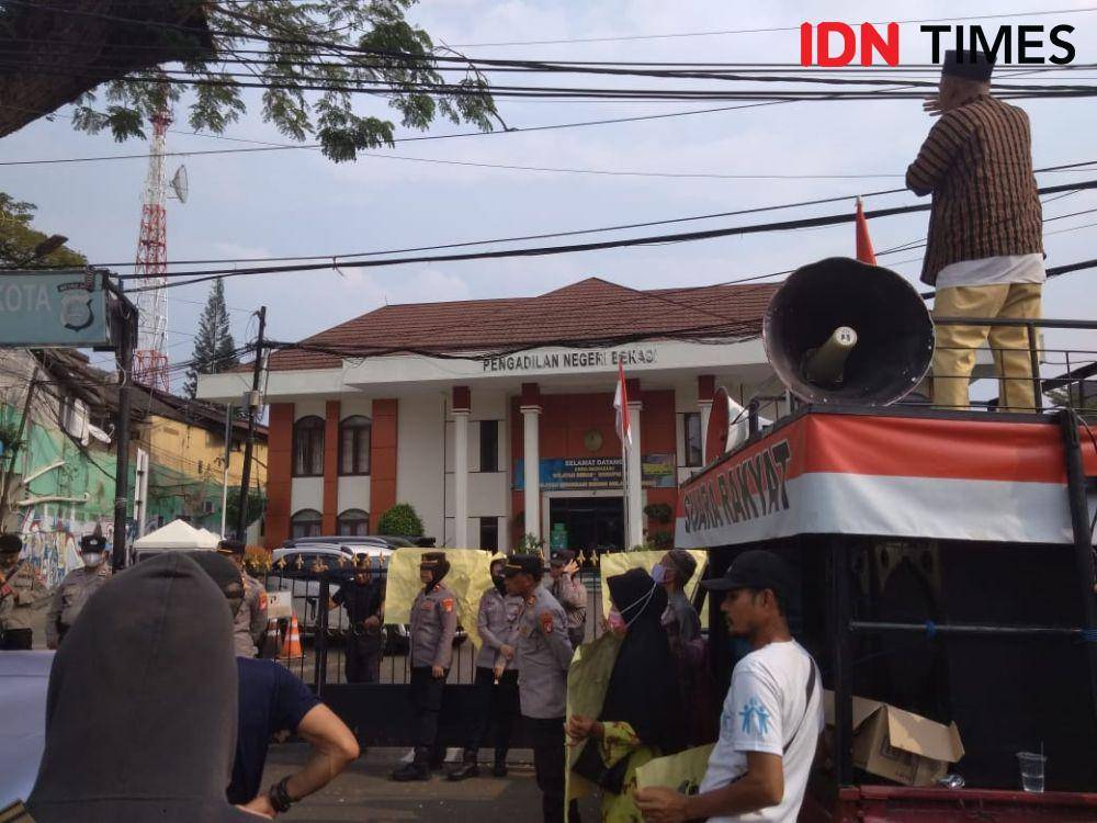 Ahli waris Tol Jatikarya gelar aksi di PN Bekasi. (IDN Times/Imam Faishal)